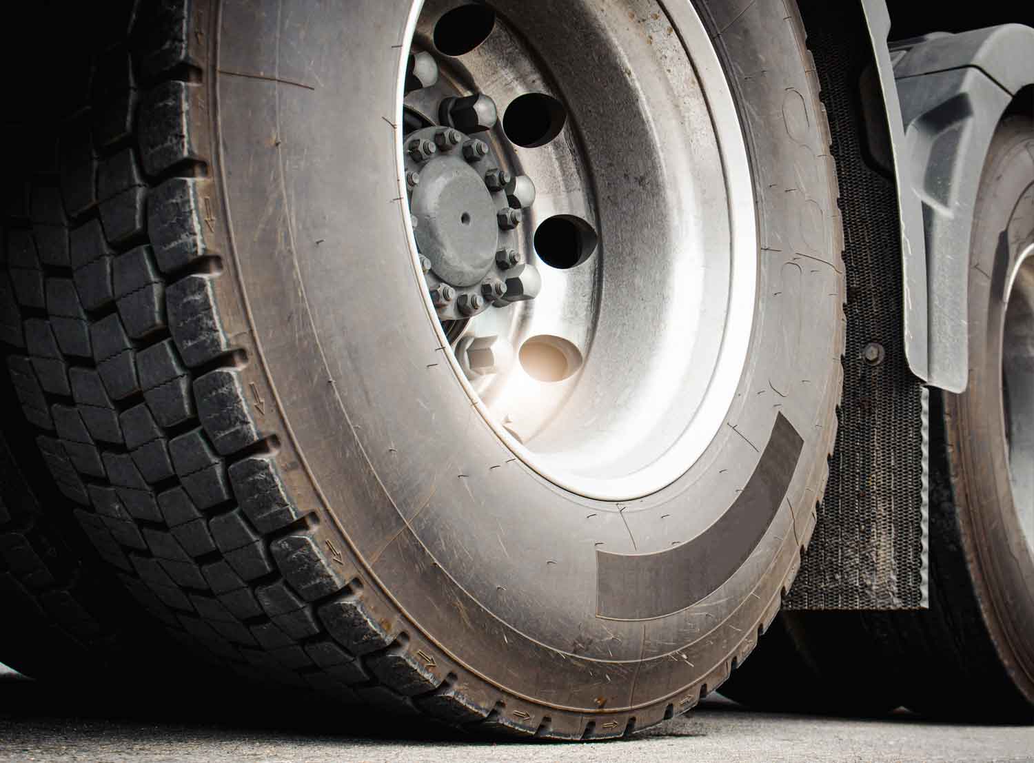 24/7 Emergency Truck Tire Repair